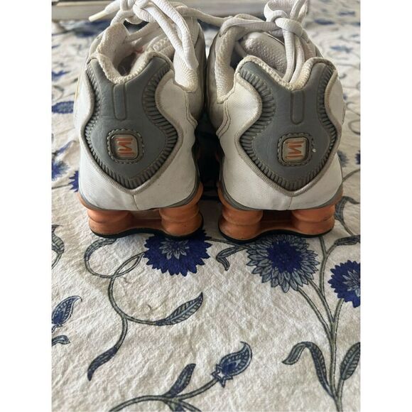 Nike Women’s Shox Orange and White Size 8- 39 - Picture 5 of 13